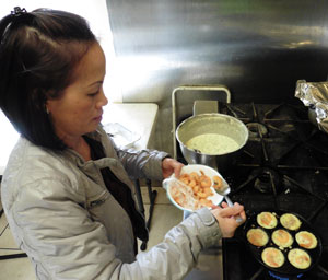 Quan-Dang-makes-banh-khot