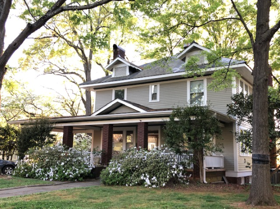 Here is one of The Plaza's 
earliest residences, created for automobile dealer 
J.D. Woodside about 1916. Initially, developers 
hoped The Plaza would be a posh avenue lined 
with large houses like this one. But few moneyed 
folks chose to live so far from town. So during the 
'20s the street filled out with humbler dwellings.