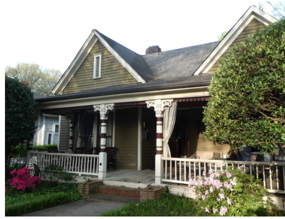 On Thomas Avenue flanking Hamorton Avenue, 
you'll see two venerable Victorians amid all the 
later Bungalows. Both went up around 1910. 
Note the spindle-turned porch columns, picked 
out in lively colors -- a hallmark of Victorian 
architecture.